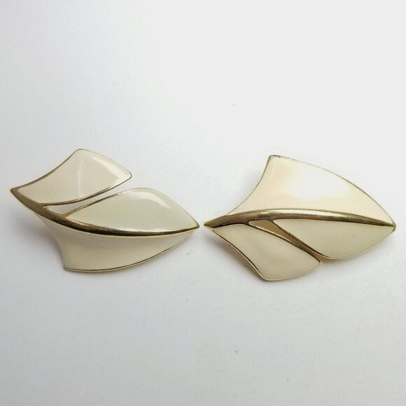 Vintage Trifari Cream and Gold Tone Clip On Earrings Retro 80s 90s Style, Signed - Picture 2 of 7